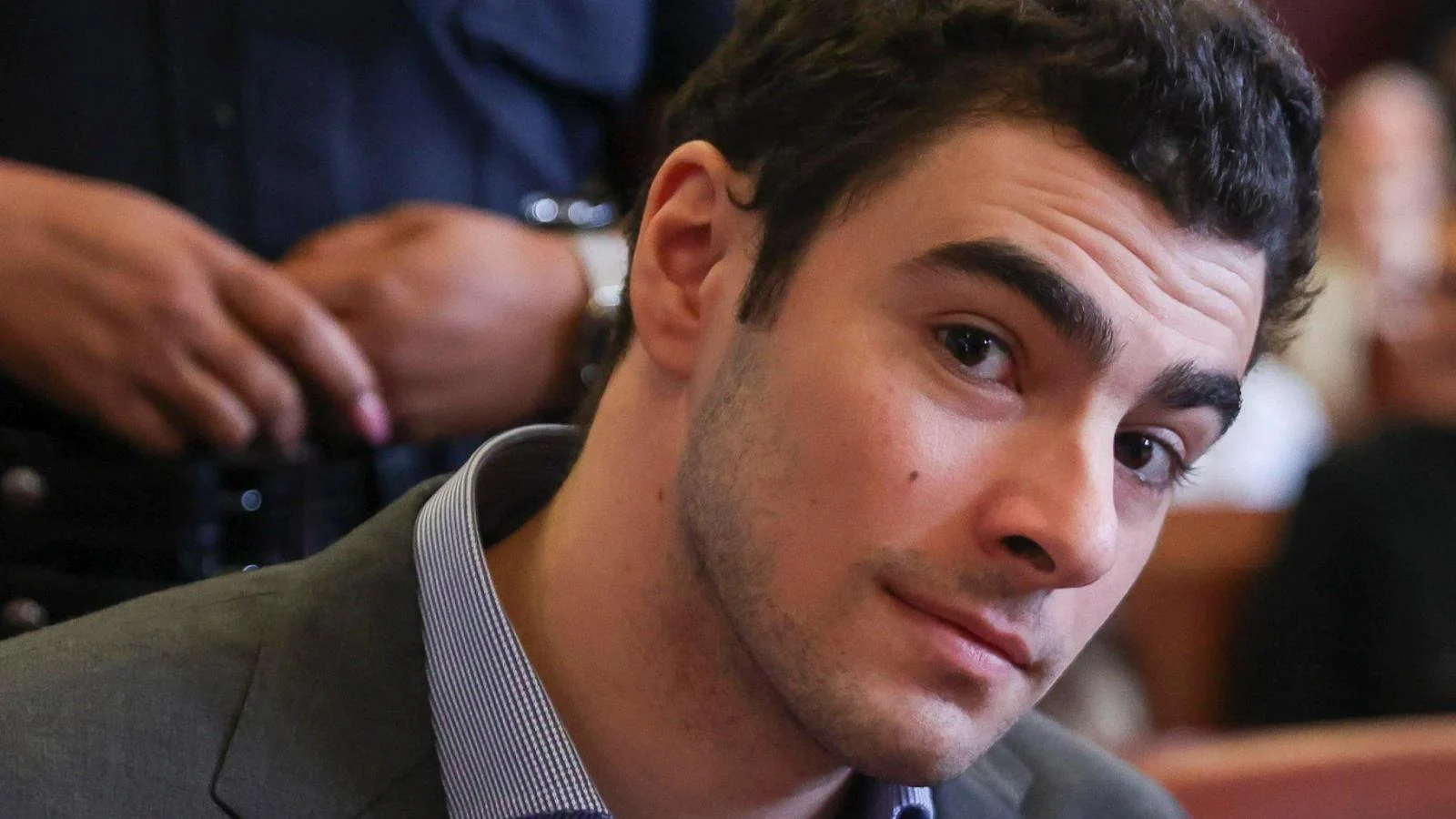 Homem se passa por agente do FBI com cortador de pizza para tentar liberar Luigi Mangione e é preso em Brooklyn