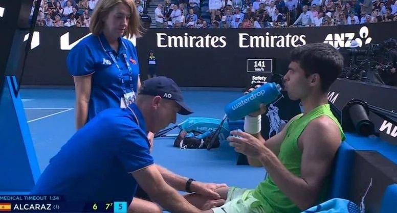 Alcaraz tem cãibras e gera polêmica com medical time out; Zverev protesta no Australian Open