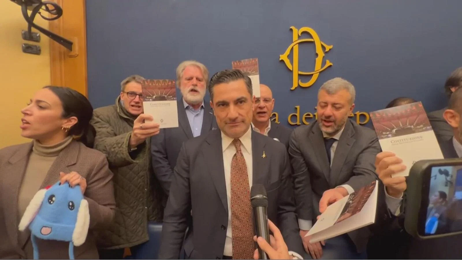 Montecitorio cancela todas as conferências por ordem pública após protesto contra evento com CasaPound