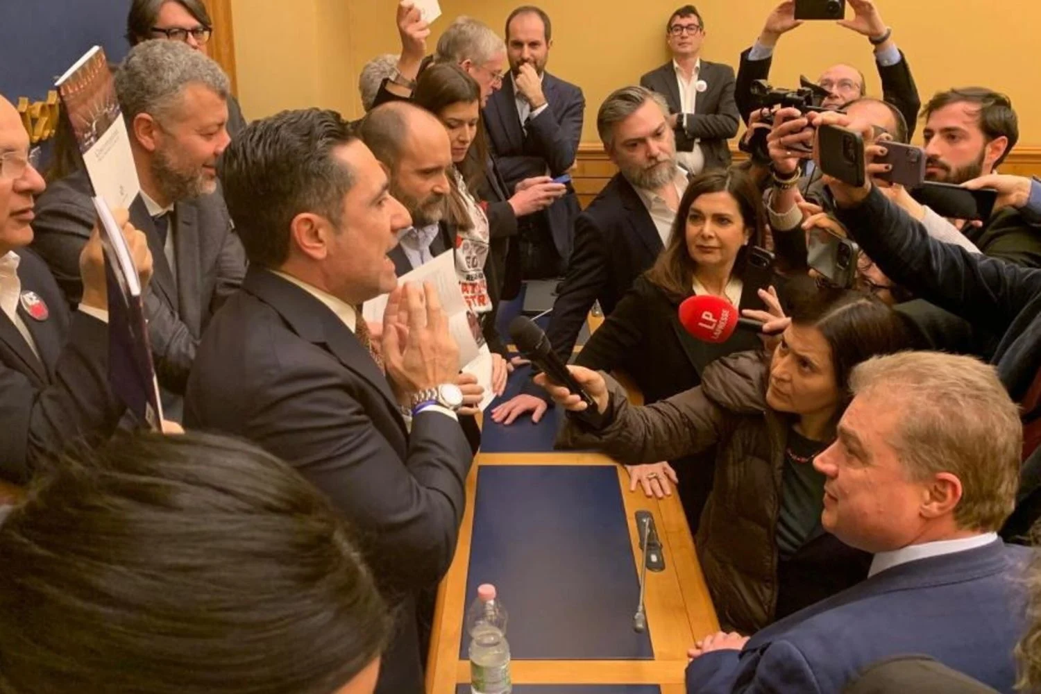 Oposição ocupa sala de imprensa em Montecitorio e impede conferência de CasaPound na Câmara