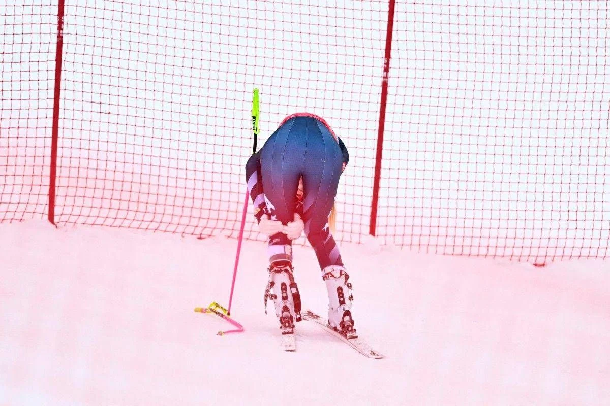 Descida feminina em Crans-Montana é cancelada após quedas e baixa visibilidade; preocupação com Lindsey Vonn
