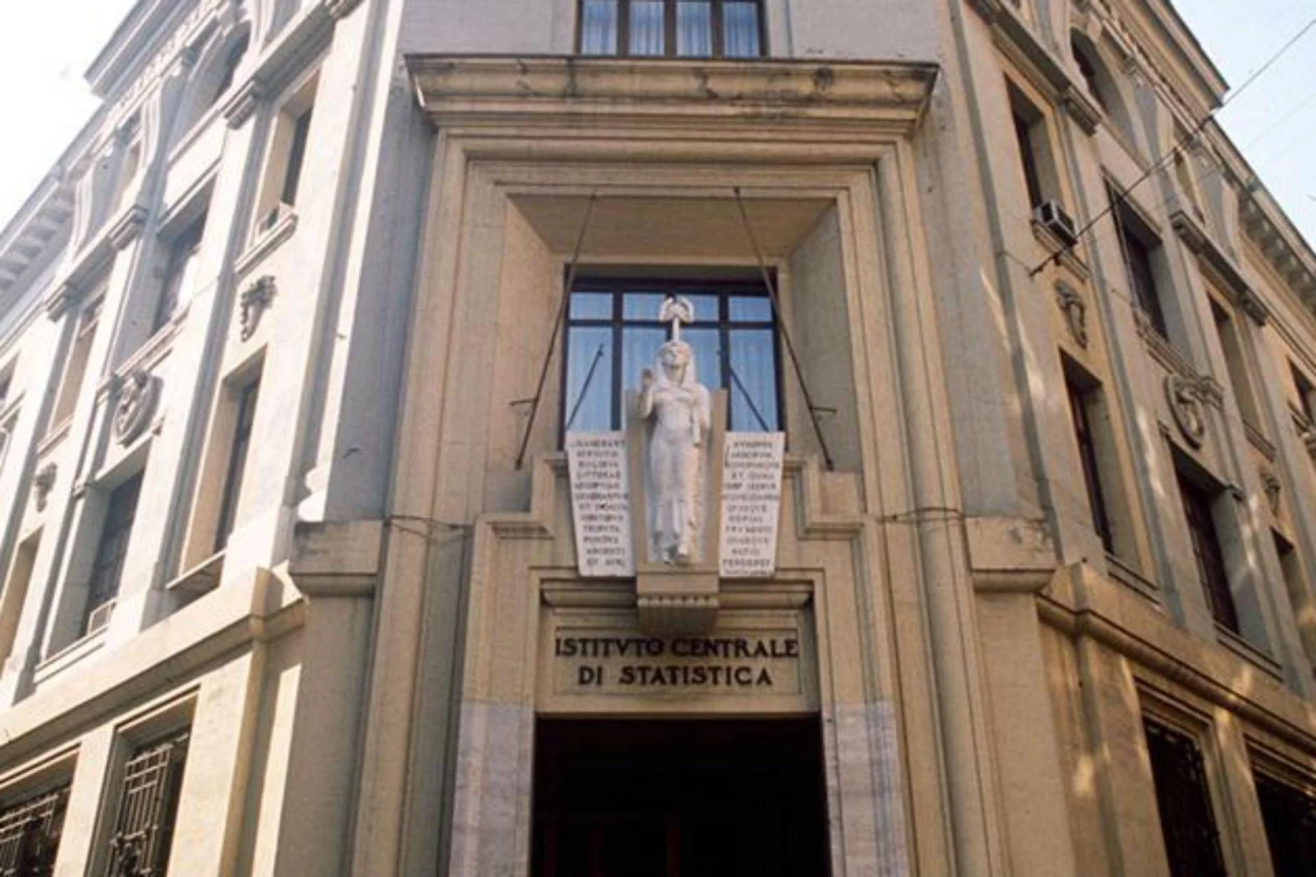 PIB da Itália acelera: +0,3% no 4º tri de 2025 e +0,7% no ano, diz Istat