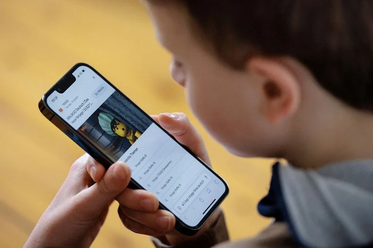Imortalidade digital: O mercado que faz backup dos pensamentos e reanima memórias, aponta estudo Eurispes