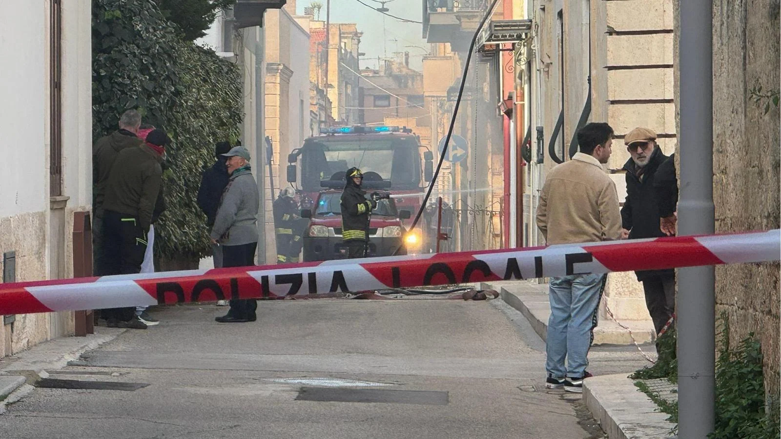 Colapso de prédio em Adelfia: dois idosos mortos após explosão, hipótese de bombola de gás