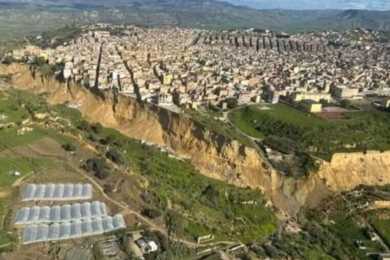 Deslizamento em Niscemi: prédio de três andares desaba e mais de 1.000 são evacuados