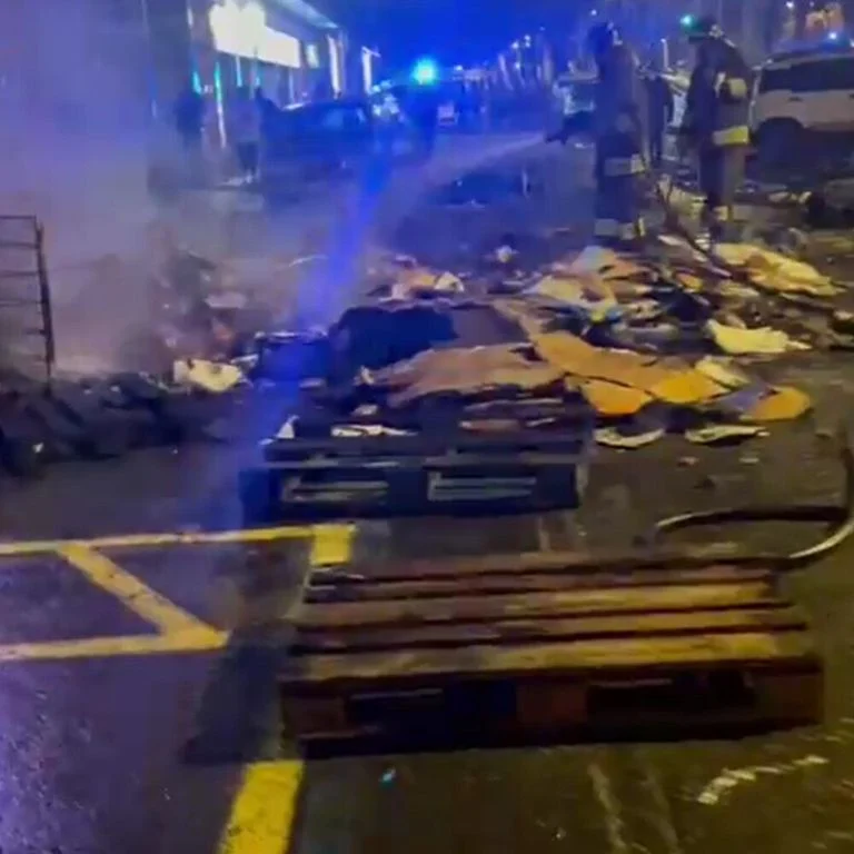 Torino, scontri al corteo per Askatasuna: bombe carta e lacrimogeni. Meloni: "Nemici dello Stato" — agi.it