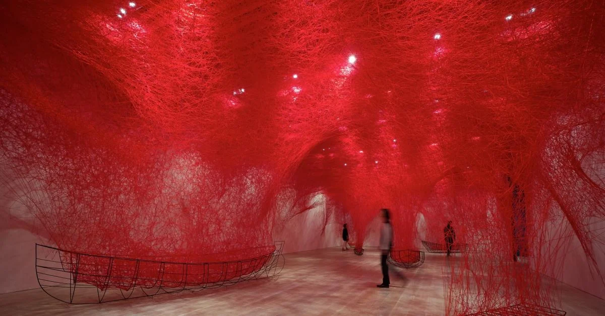 Chiharu Shiota em Turim: 'The Soul Trembles' envolve o MAO em fios de memória