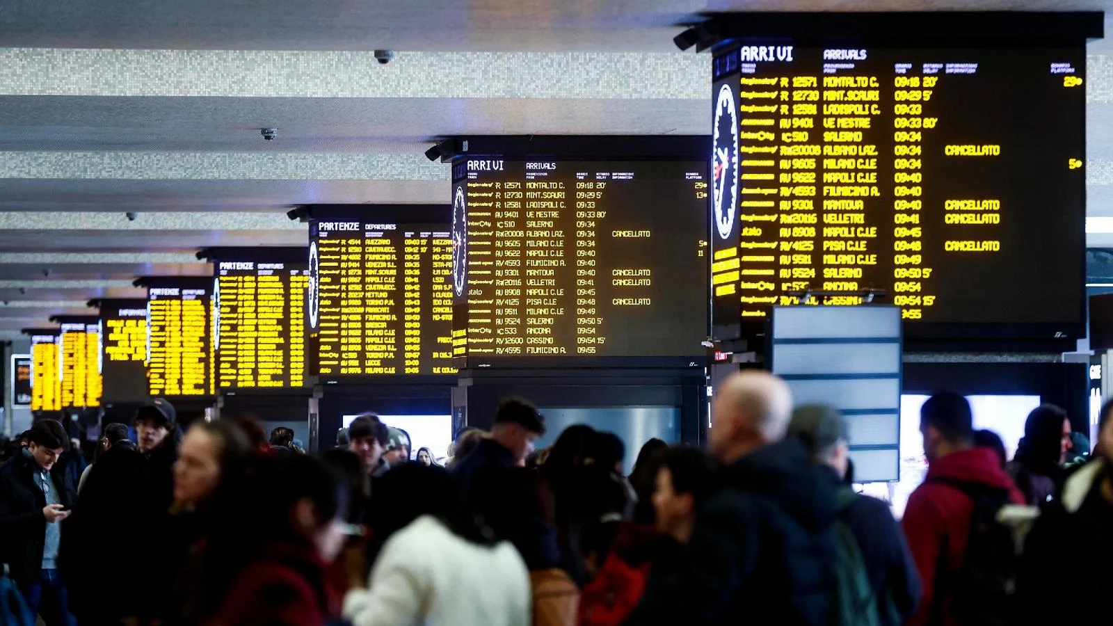 Calendário de greves em fevereiro: trens, metrôs e voos podem sofrer interrupções