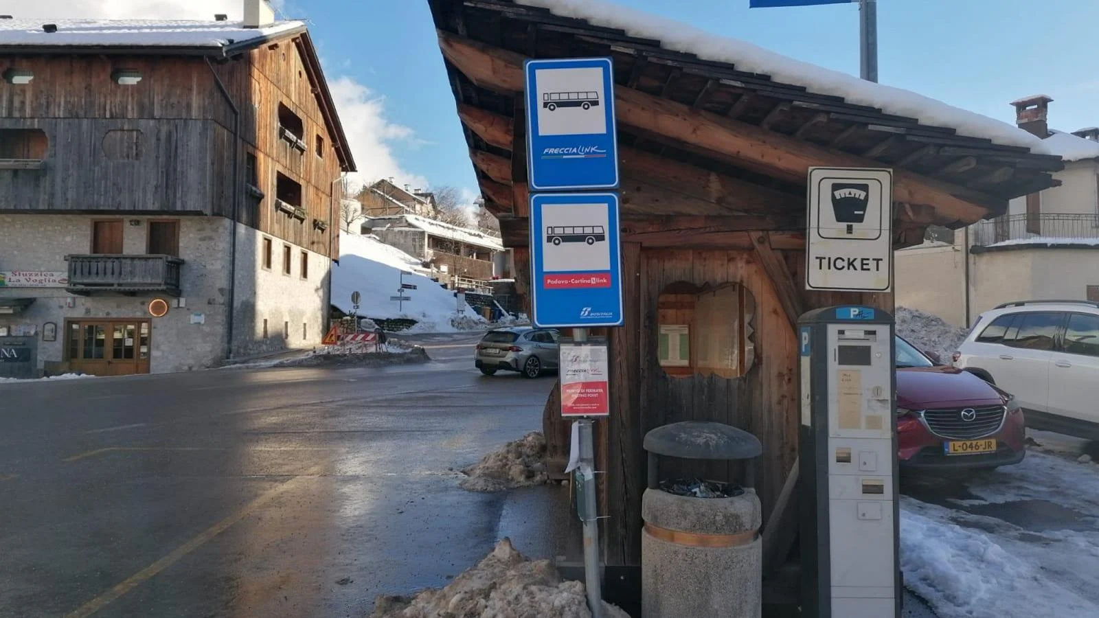 Criança de 11 anos deixada para fora do ônibus em Belluno: motorista pede desculpas e empresa abre investigação