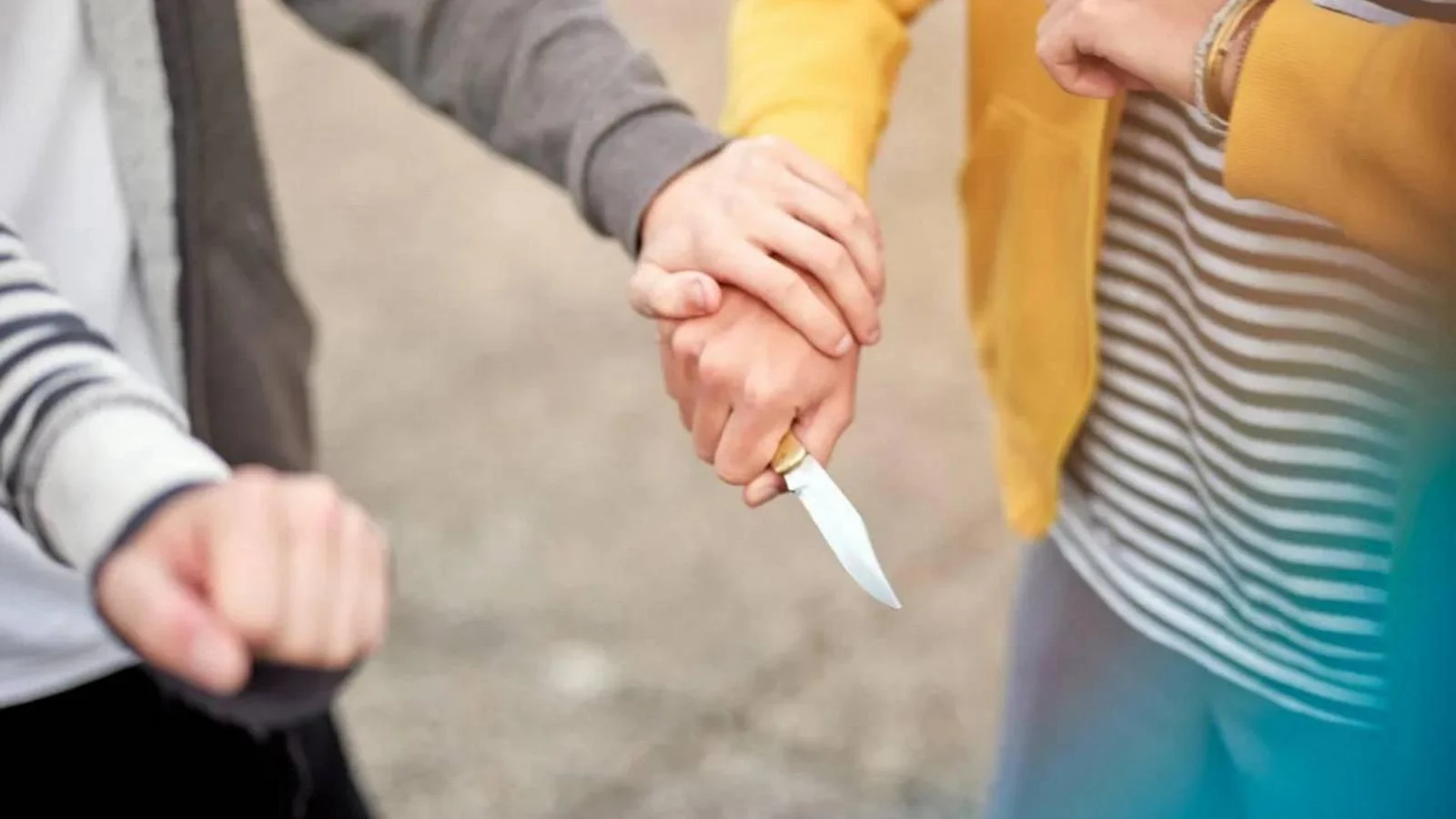 Aluno de escola média em Bolonha ameaça colegas com canivete artesanal e é denunciado