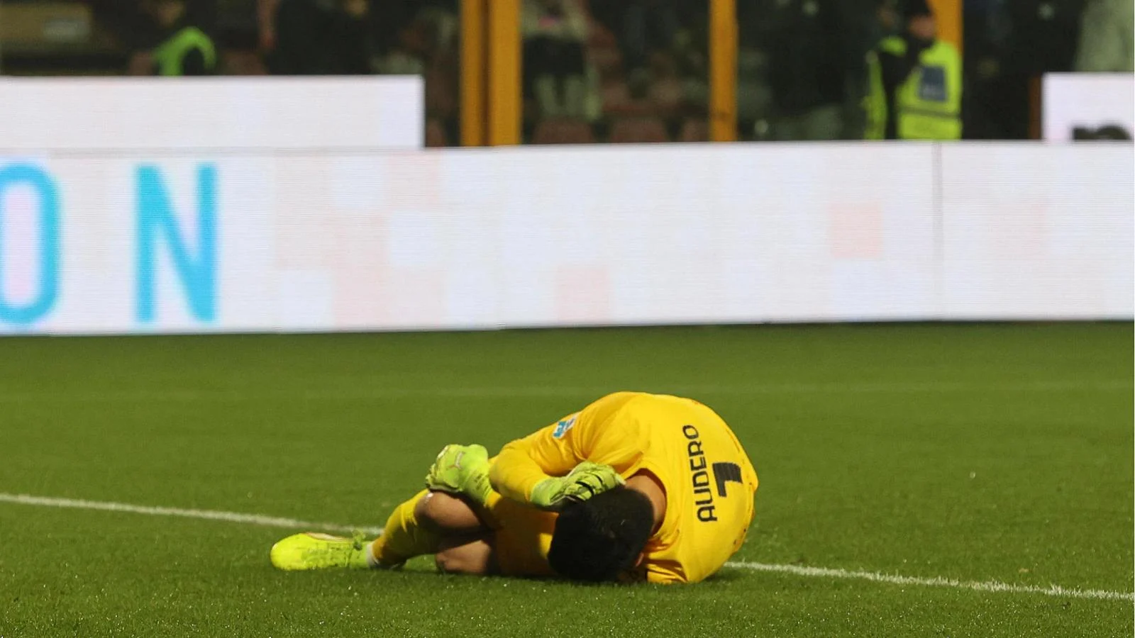 Petardo atinge Emil Audero: torcedor do Inter perde dedos e clube pode ser multado