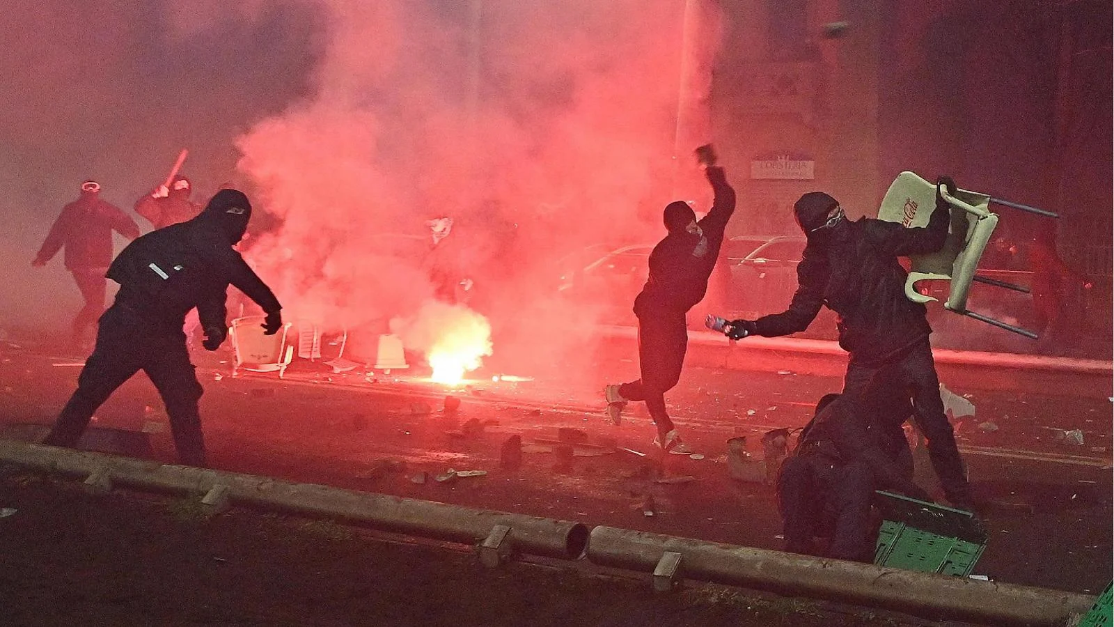 Turim: 1.500 'incappucciati' e organizados protagonizam guerrilha urbana após protesto por Askatasuna