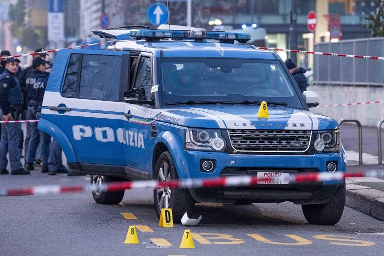 Ruba la pistola a un vigilante, poi sparatoria con la polizia. È gravissimo, "problemi psicologici" — rainews.it