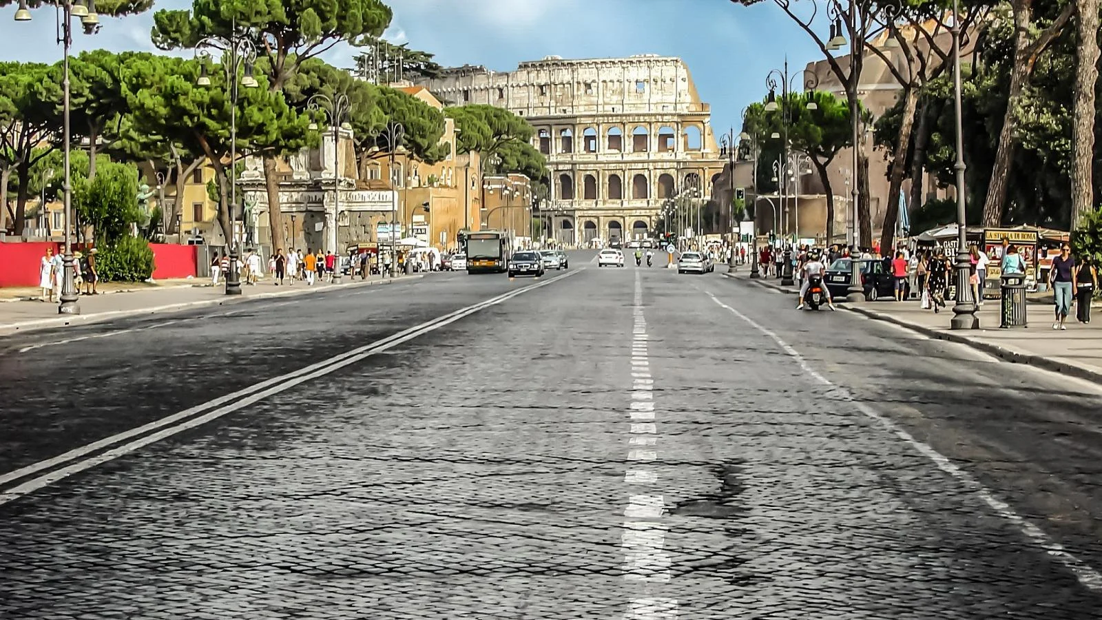 Queda de árvore nos Fori Imperiali fere 3 e interdita trecho entre Largo Corrado Ricci e Piazza Venezia