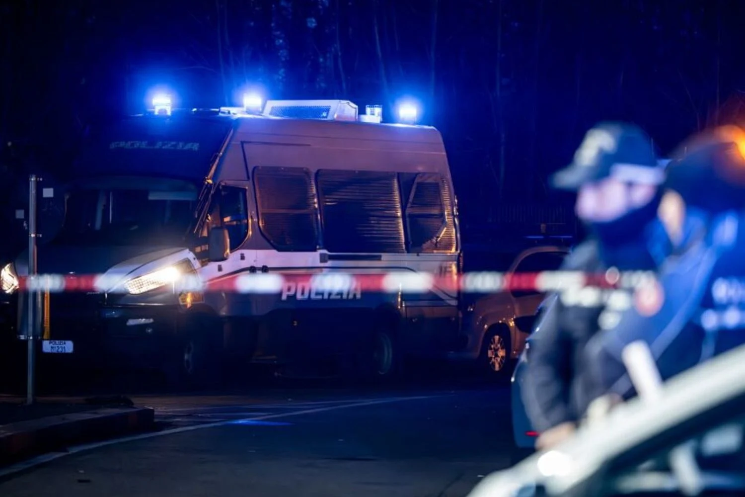 Milão: assaltante rouba arma de vigilante, atira contra UOPI e é baleado pela polícia em Rogoredo