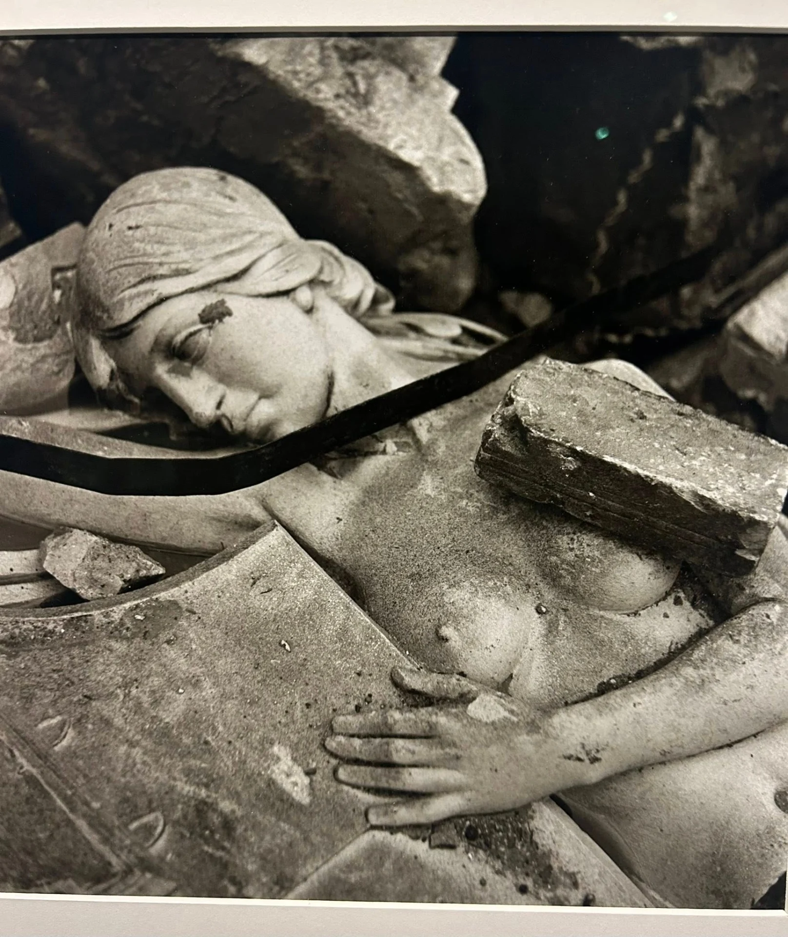 LEE MILLER: donna d’avanguardia capace di coniugare stile e bellezza con la fotografia, attraversando i circoli degli artisti e delle menti geniali fino a confrontarsi con l’abisso della guerra e la complessità della diplomazia politica — ilgiornaleditalia.it