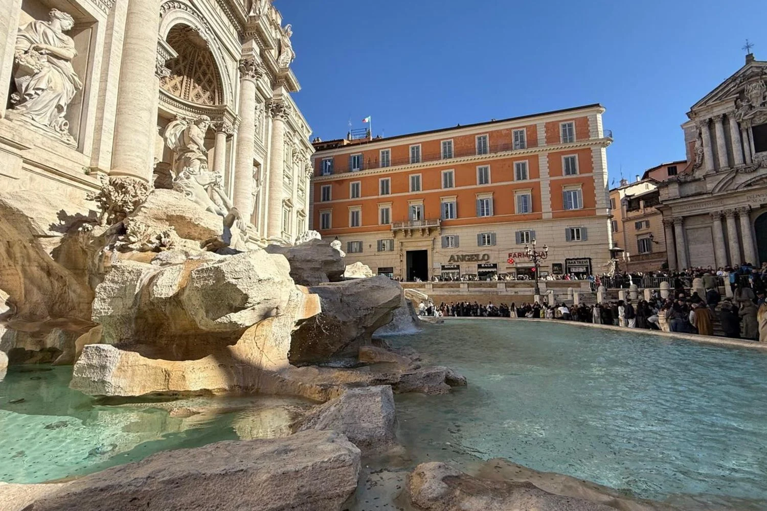 Roma passa a cobrar 2 euros para chegar pertinho da Fontana di Trevi; residentes têm entrada gratuita