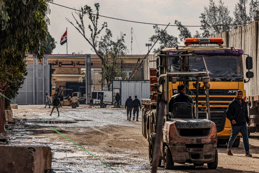 Reabertura parcial de Rafah: passo diplomático, mas bombardeios mantêm Gaza à beira do colapso