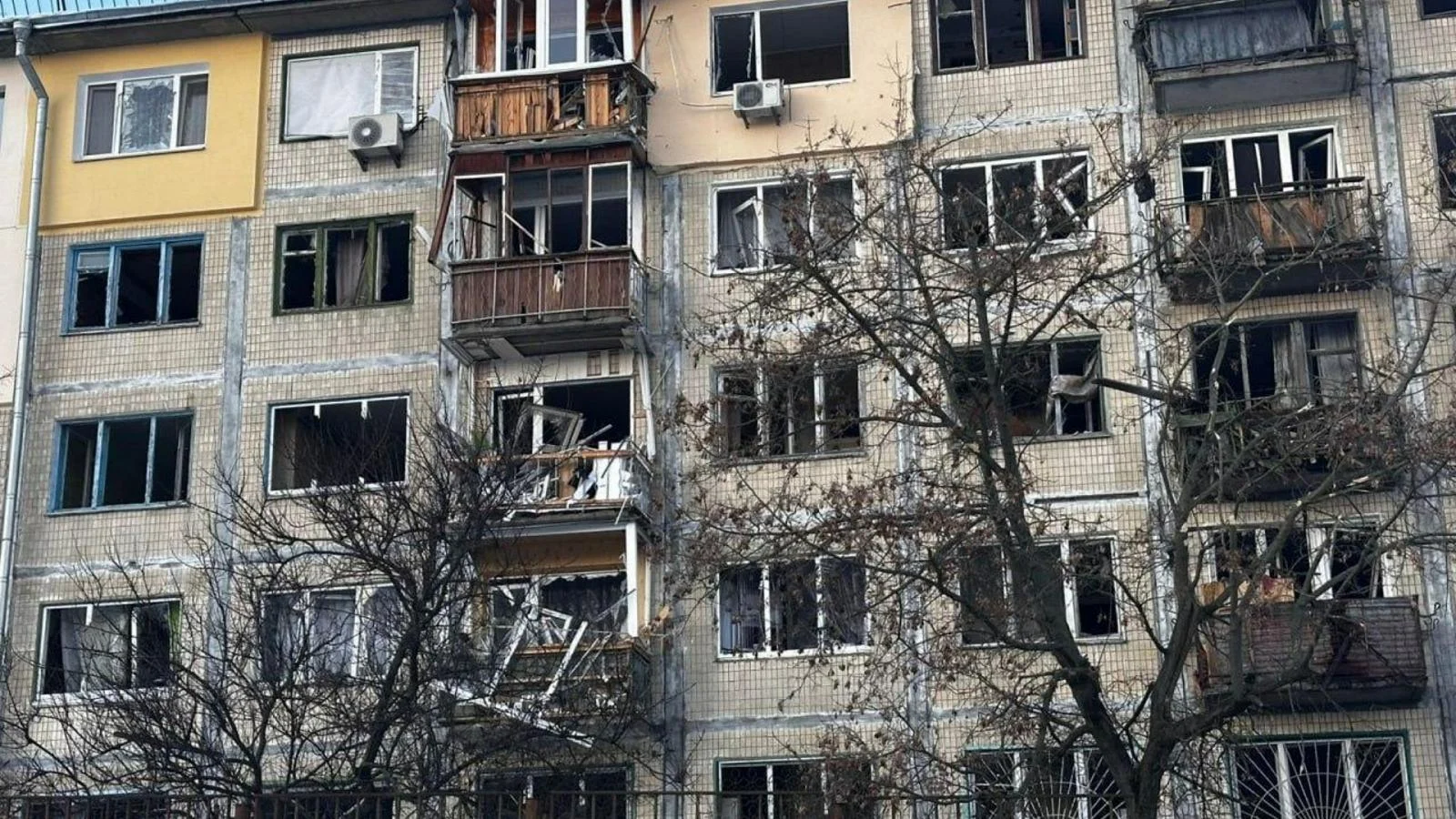 Ataques russos retomam ofensiva: mísseis e drones atingem Kiev e Kharkiv enquanto negociações e planos multilaterais avançam