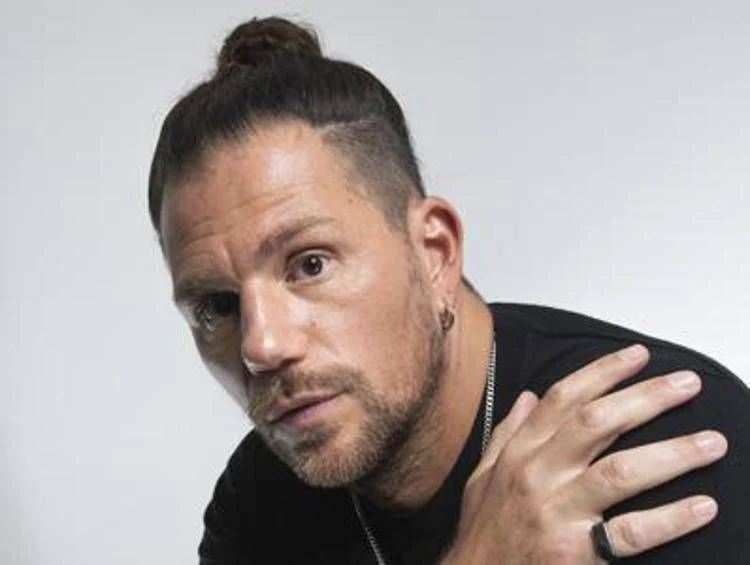 Enrico Nigiotti em Sanremo 2026: entre autenticidade, paternidade e o prazer de caminhar devagar