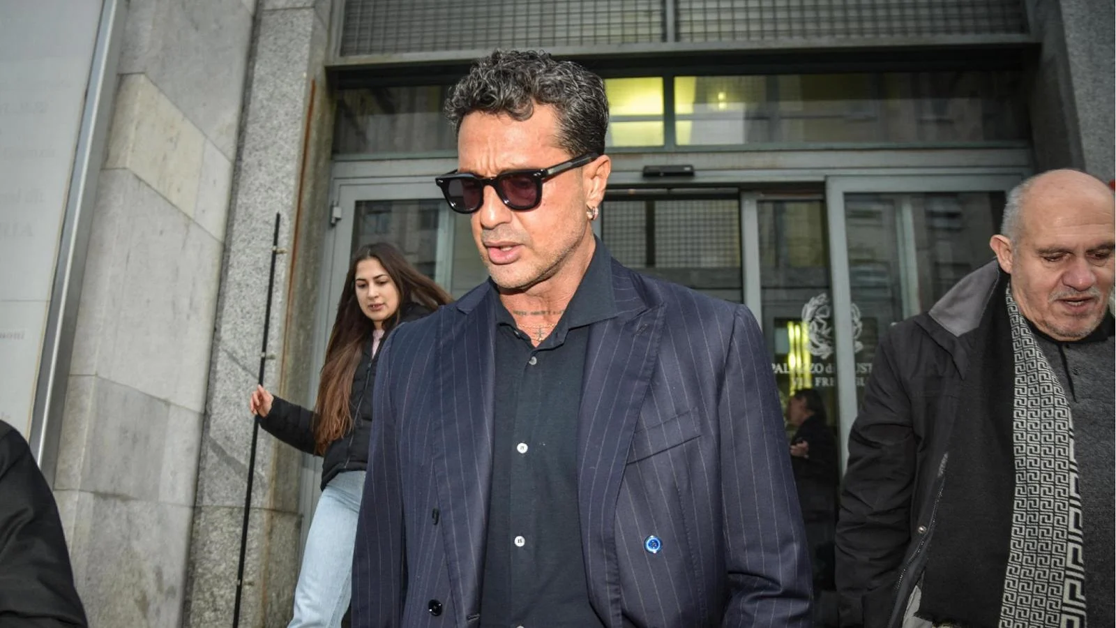 Meta remove perfis de Fabrizio Corona após ação legal da Mediaset; investigação e ordem judicial seguem em vigor