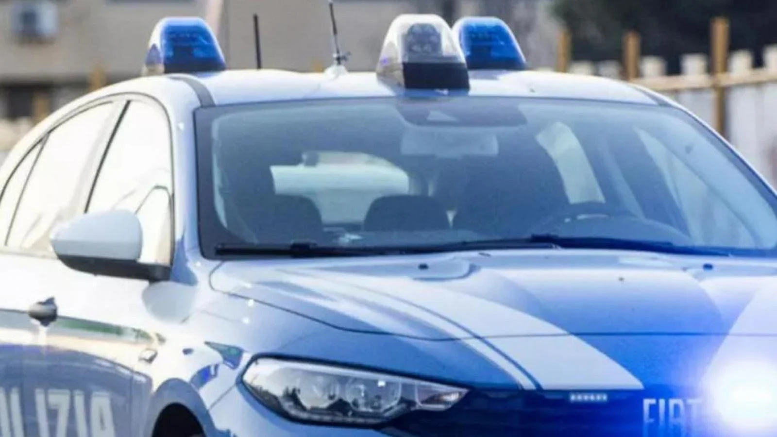 Nápoles: jovem de 22 anos esfaqueada nas costas morre no hospital; irmão está desaparecido