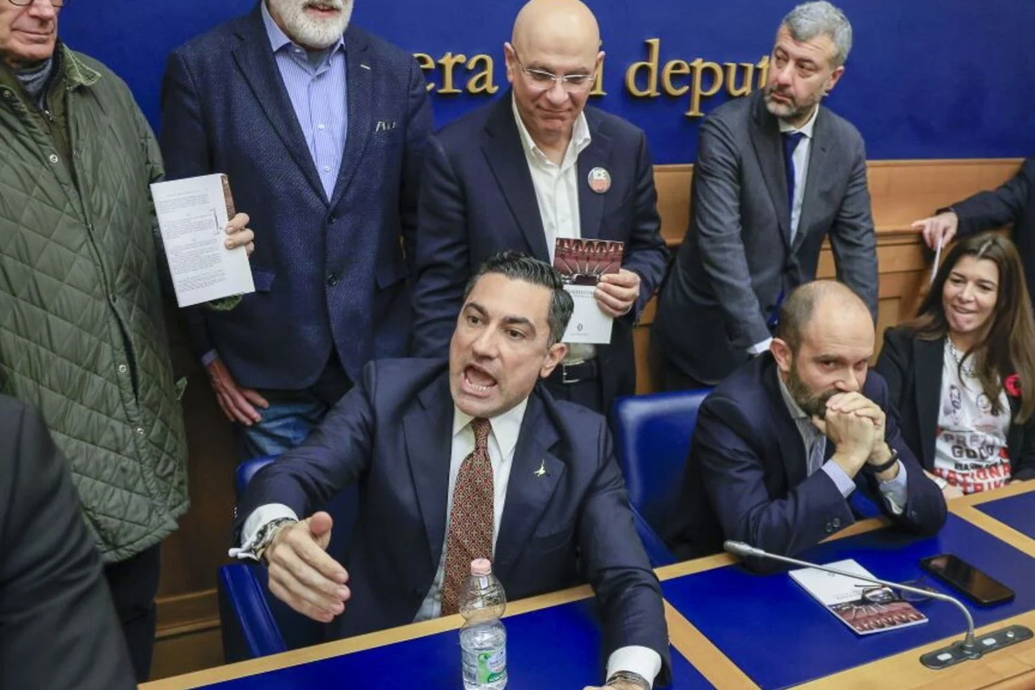 Remigração: Câmara inicia investigação após ocupação que barrou conferência com CasaPound