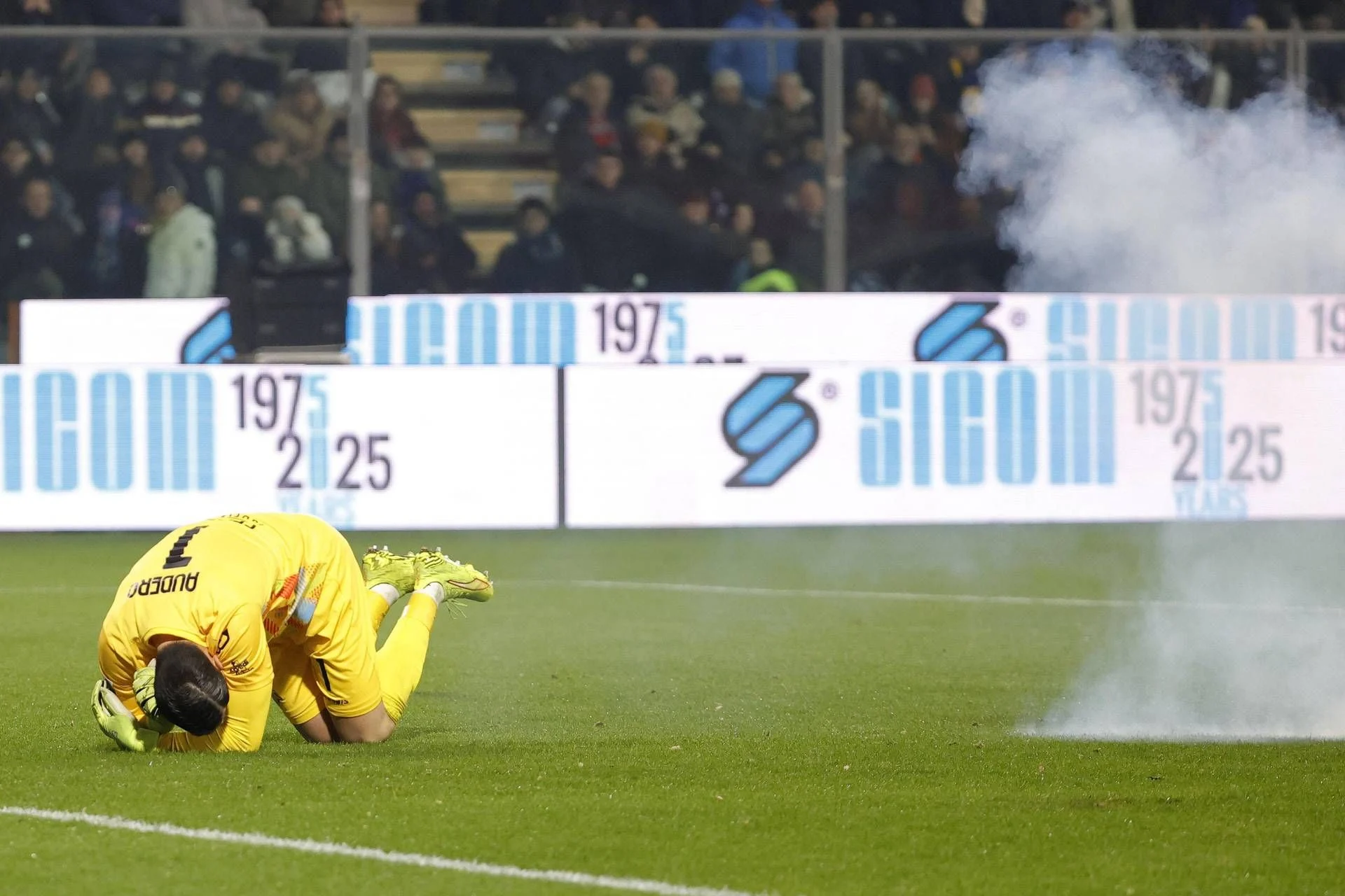 Petardo atinge Audero no Giovanni Zini: 19 anos ligado a torcida da Inter é preso pela Digos