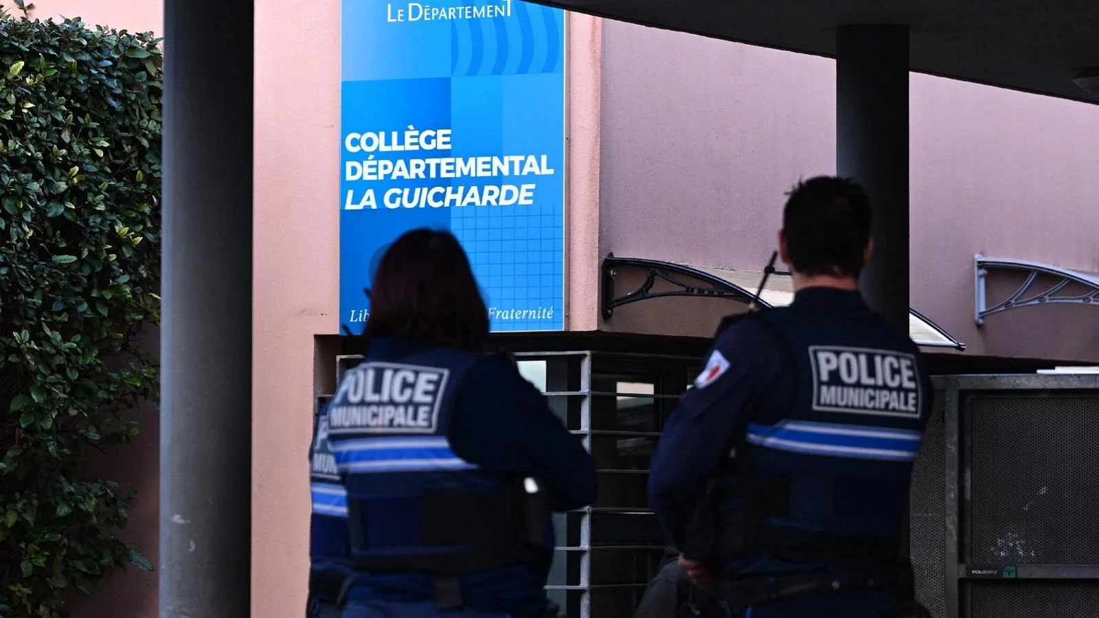 Professora esfaqueada por estudante de 14 anos em Sanary-sur-Mer deixa comunidade em choque