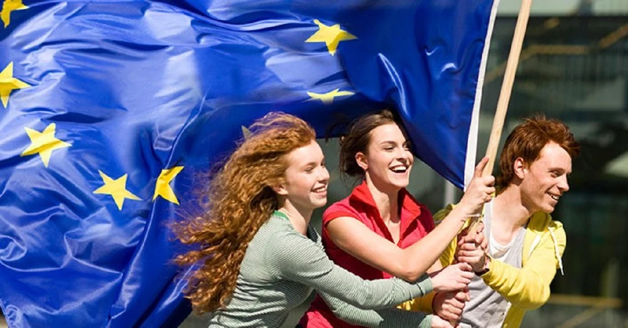 Defesa e custo de vida: jovens da UE escolhem segurança estratégica, mas temem inflação