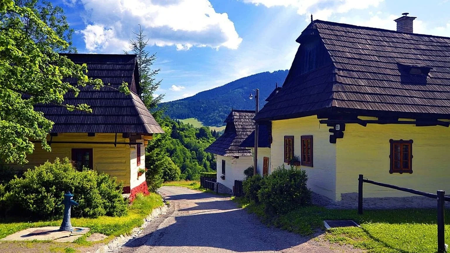 Vlkolínec quer renunciar ao título da UNESCO: moradia vs. turismo em disputa na Eslováquia