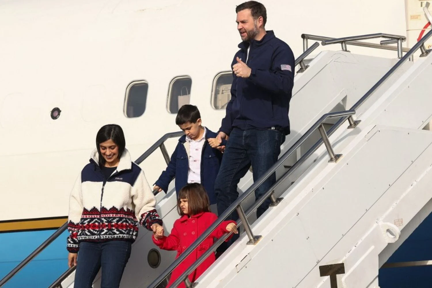 JD Vance desembarca em Malpensa com a família; vice‑presidente dos EUA chega a Milão para abertura das Olimpíadas