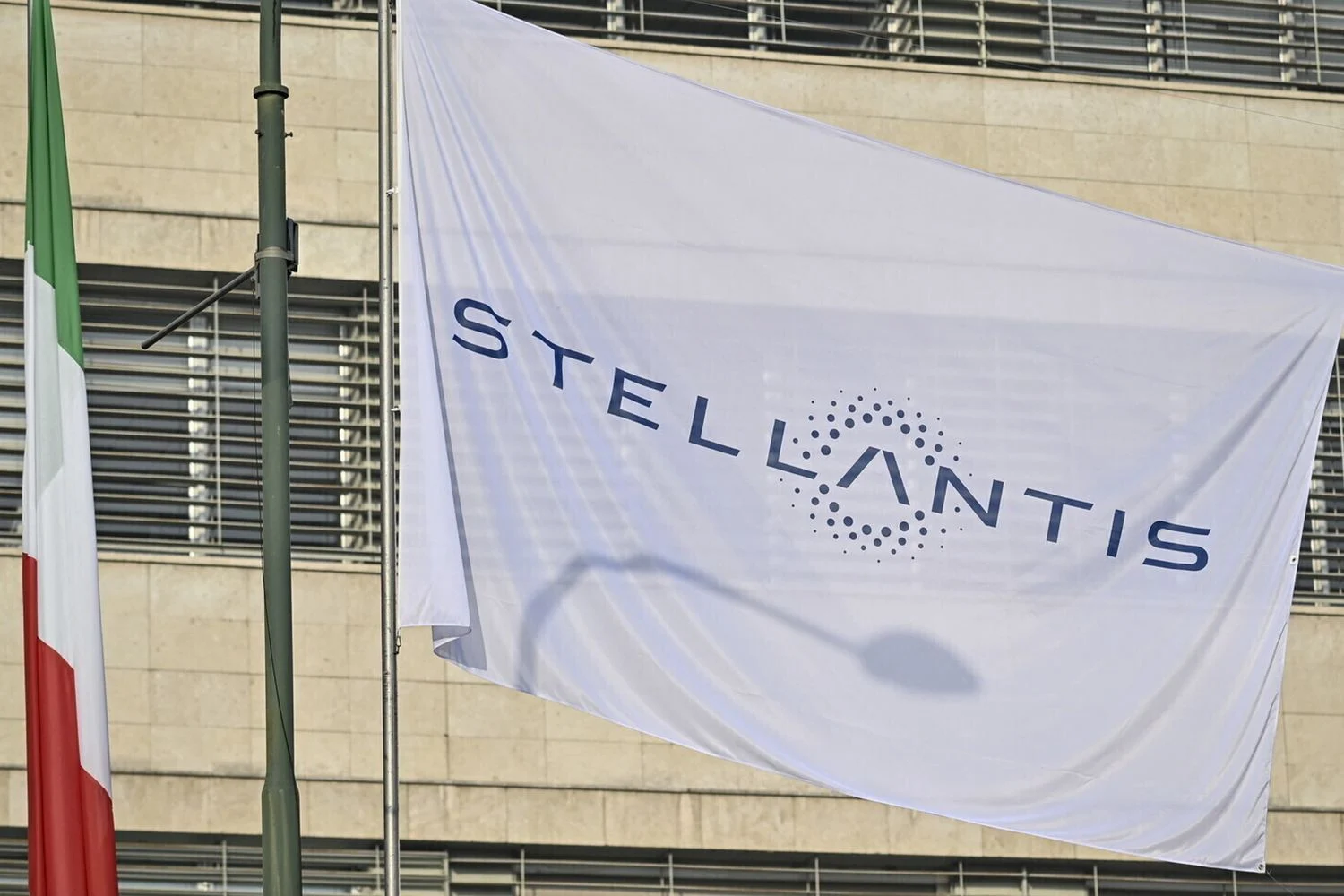 Stellantis registra perda líquida em 2025 e suspende distribuição de dividendos em 2026