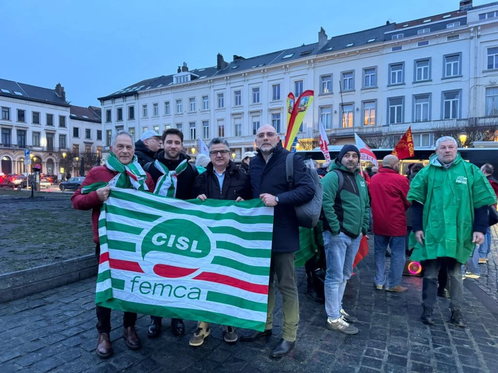 Sindicatos em Bruxelas alertam: só aeroespacial e defesa resistem — UE deve agir para evitar desindustrialização