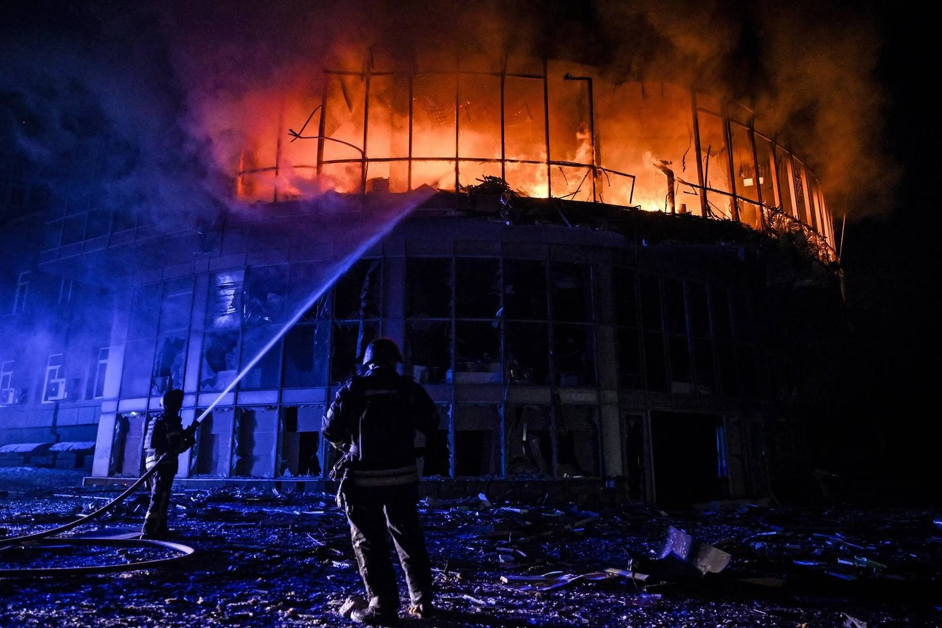 Rússia chama negociações em Abu Dhabi de 'muito difíceis' enquanto continuam raids sobre a Ucrânia