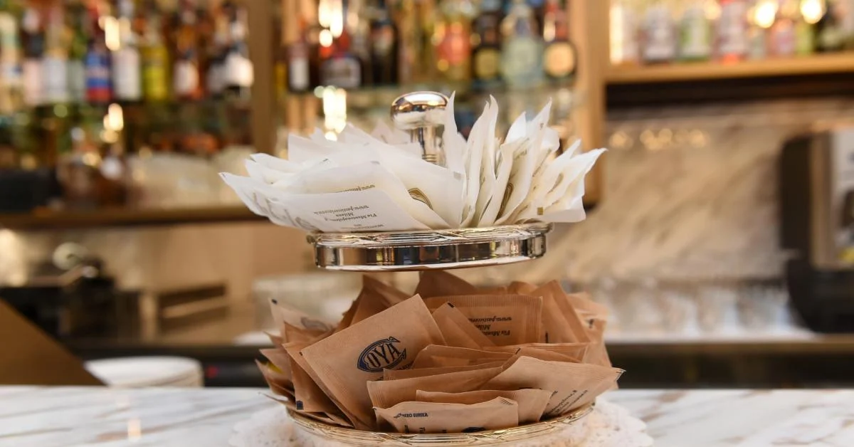 Fim dos sachês de açúcar e condimentos monouso: UE aplica proibição a partir de 12 de agosto de 2026