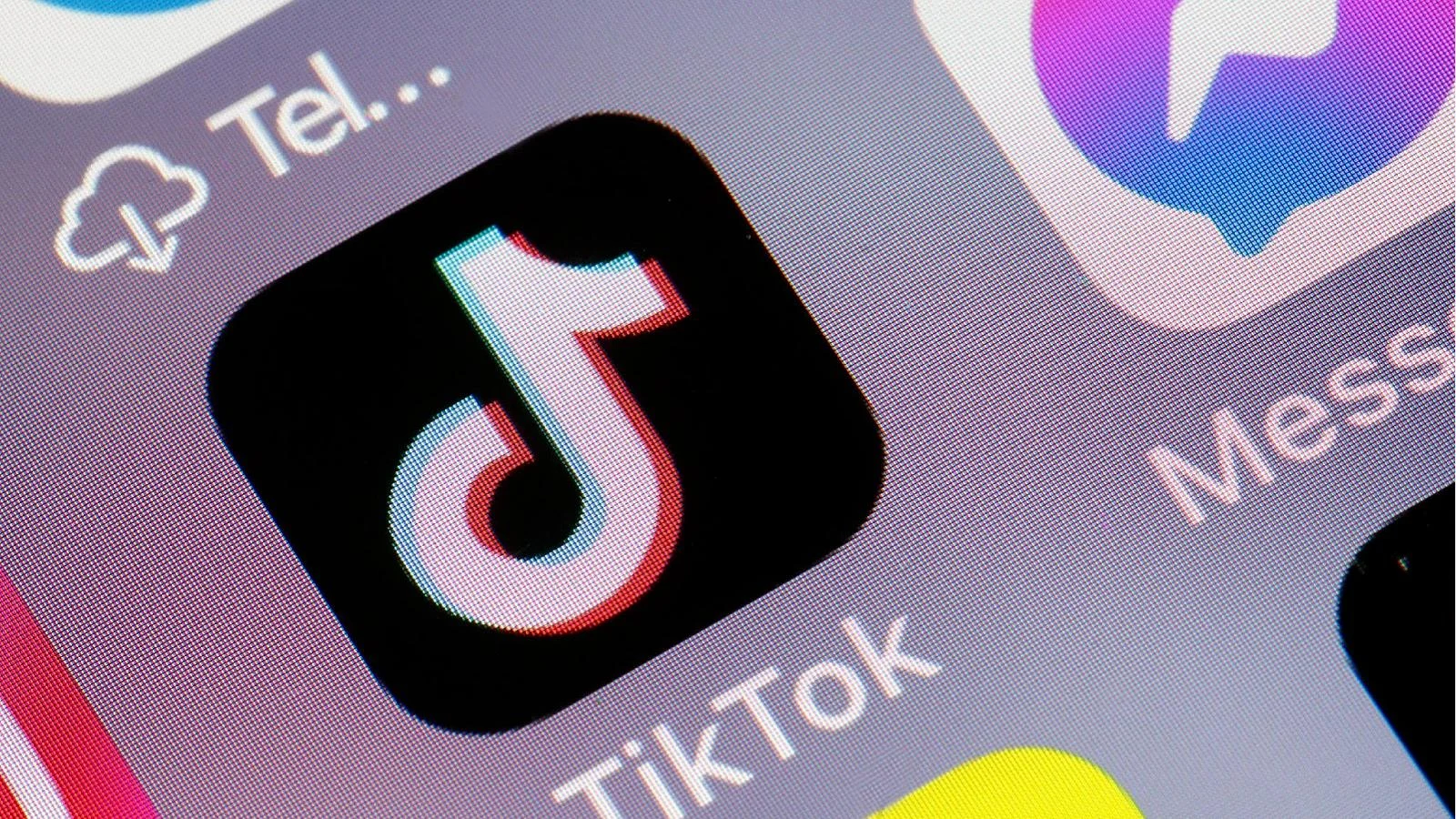 Investigação da UE: TikTok viola a Lei de Serviços Digitais por design que incentiva dependência