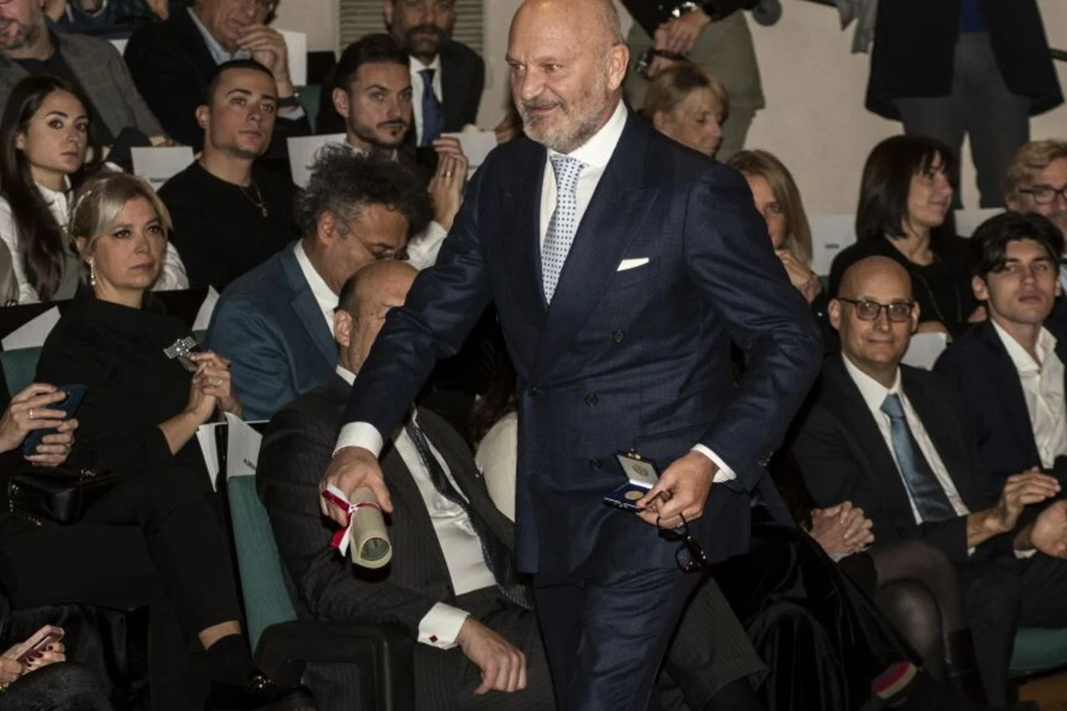 Andrea Pucci em Sanremo: PD acusa Rai de virar 'TeleMeloni' e provoca nova polêmica