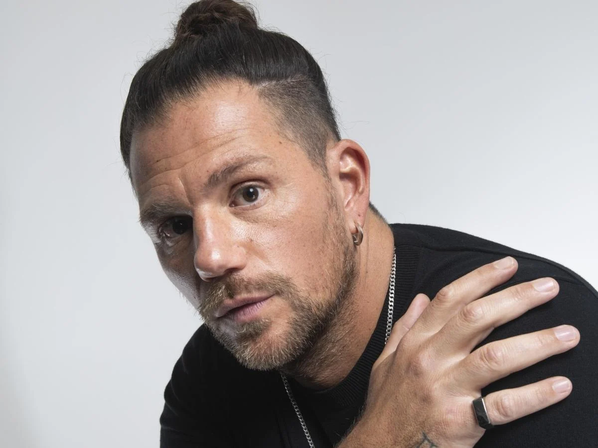 Enrico Nigiotti em Sanremo 2026: a canção sem refrão que fala de cair, levantar e do medo da morte alheia