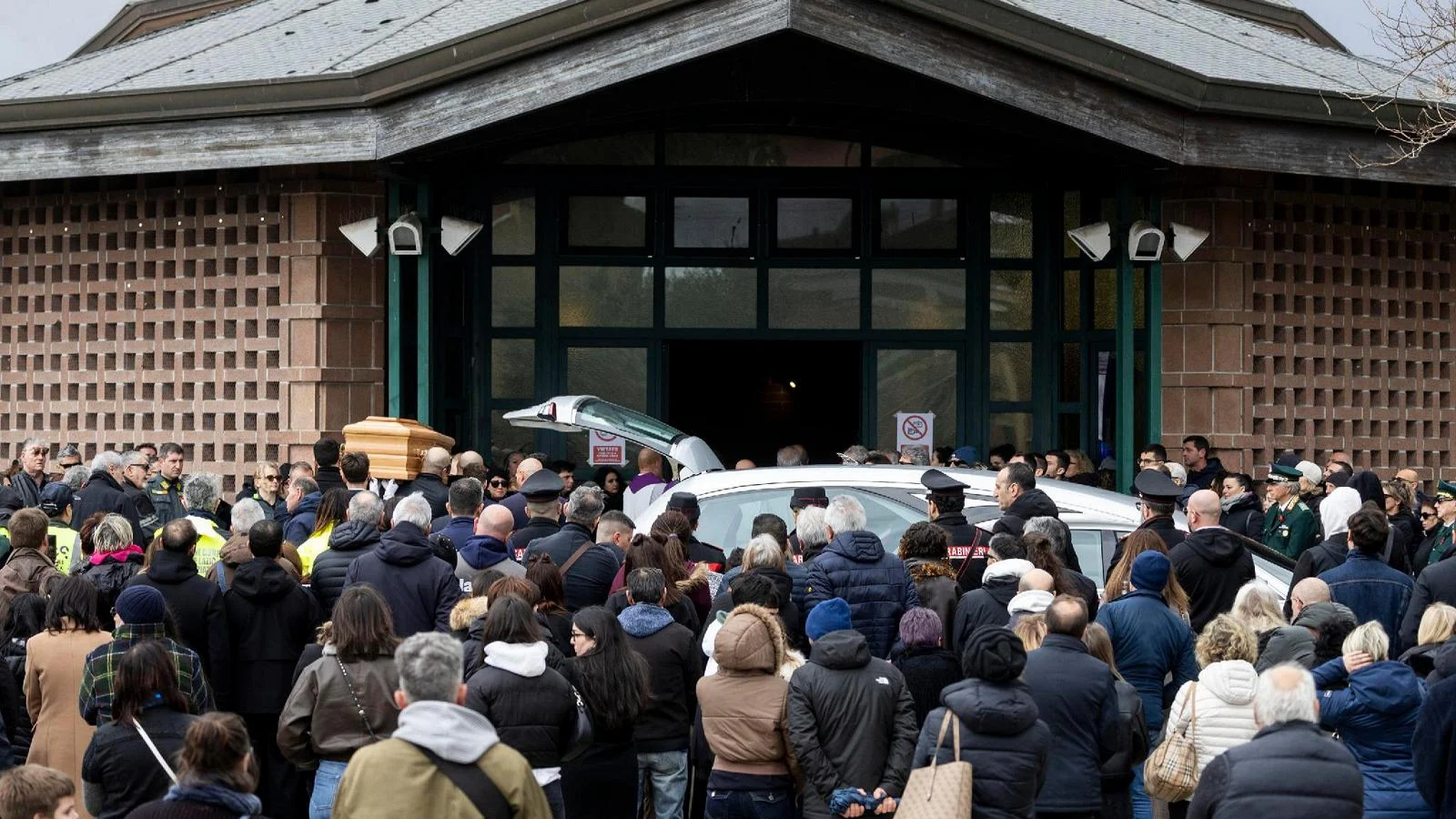 Anguillara Sabazia presta último adeus a Federica Torzullo em clima de luto e silêncio