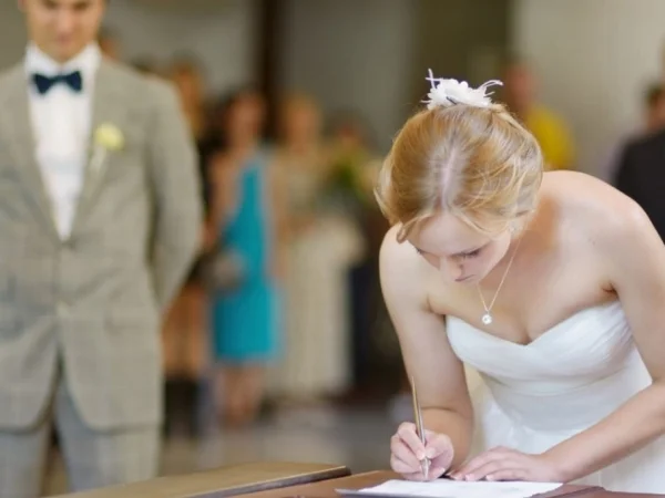 É permitido mudar o Sobrenome no Passaporte Italiano após o Casamento?