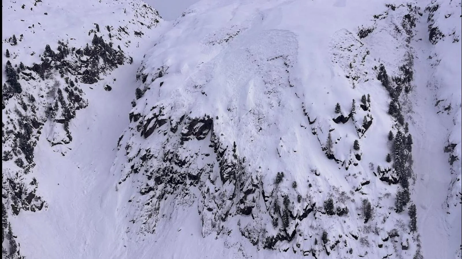 Avalanches nos Alpes: balanço dramático — quatro esquiadores mortos e um em estado grave