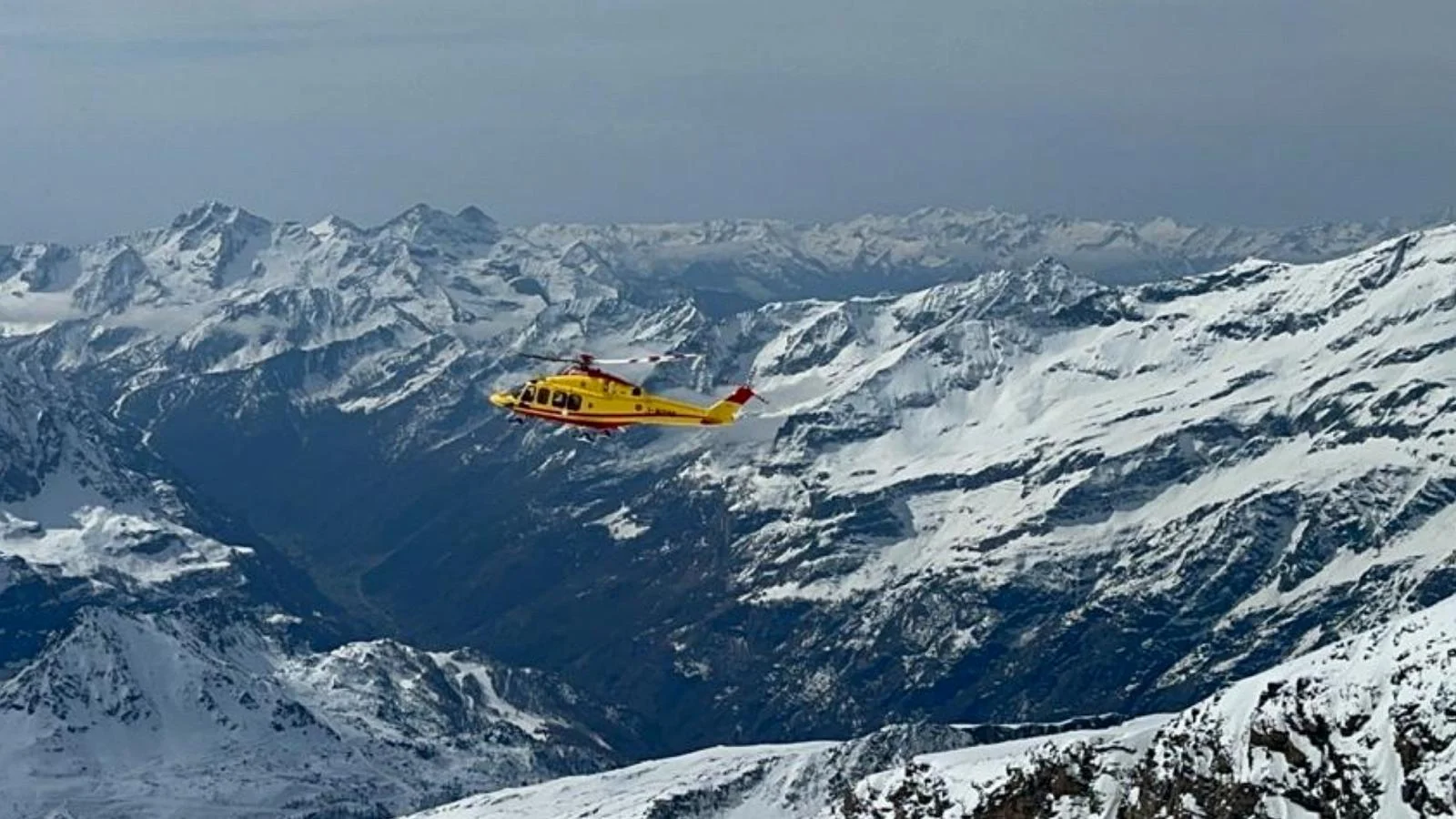 Valanga em Alpe Meriggio (Valtellina) deixa duas mortes; terceiro integrante sobrevive