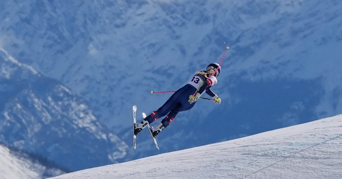 Lindsey Vonn sofre queda na descida livre das Olimpíadas de Milano–Cortina; levada de helicóptero