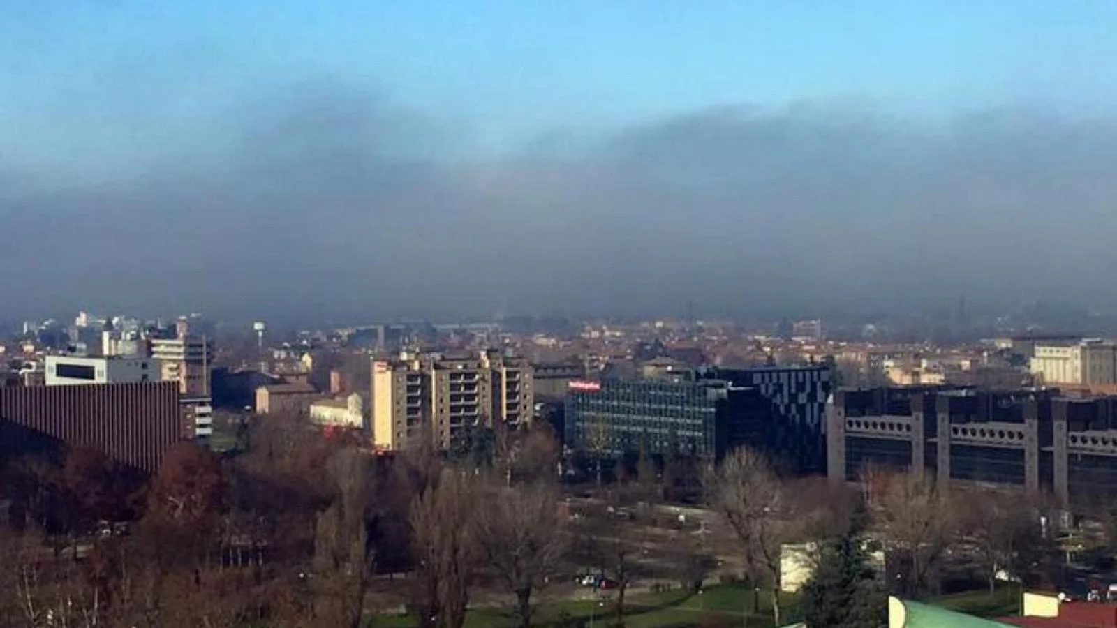 Smog na Itália melhora, mas metas de 2030 continuam em risco: só 13 cidades fora do limite em 2025