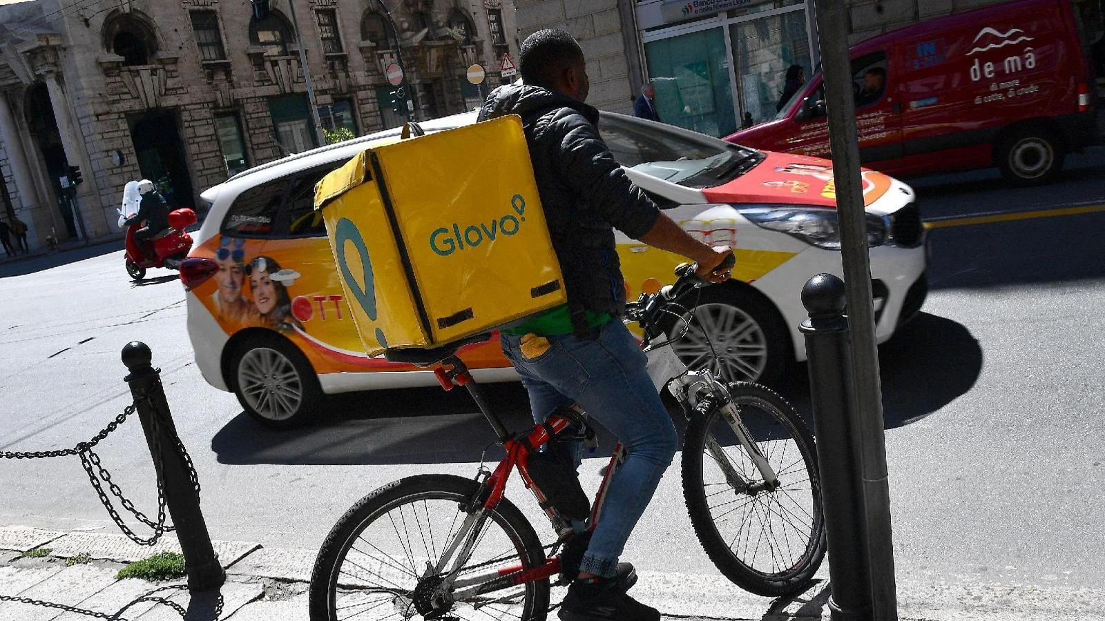Caporalato na entrega: Glovo sob controle judicial por pagar 40 mil riders abaixo da linha da pobreza