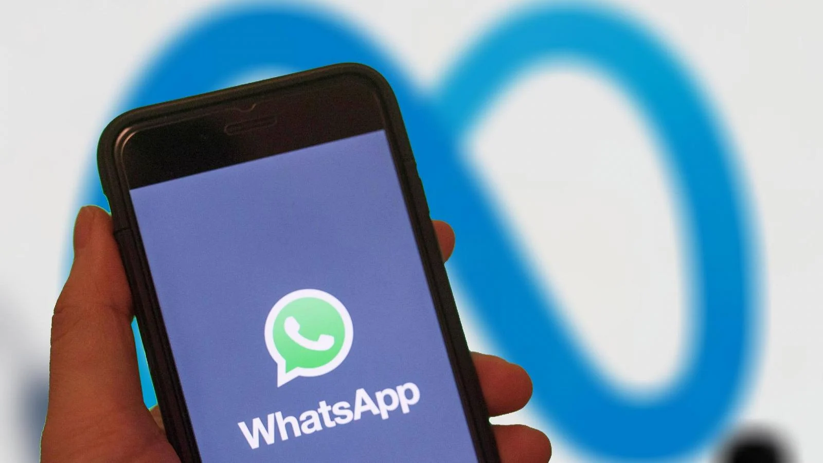 UE sinaliza medidas provisórias contra Meta por excluir assistentes de IA do WhatsApp