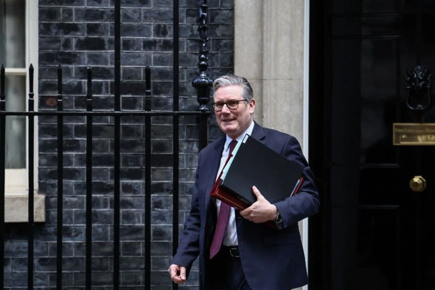 Starmer resiste ao 'vazio' no entorno enquanto escândalo Epstein abala o governo