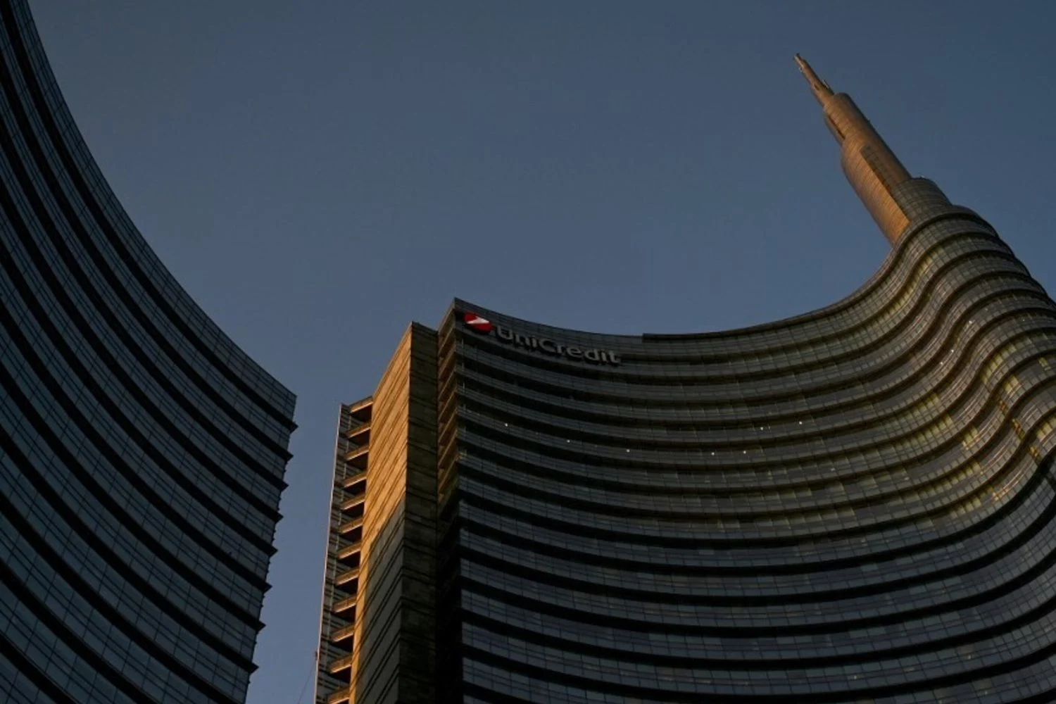 UniCredit registra lucro recorde de €10,6 bi em 2025 e promete €30 bi aos sócios nos próximos 3 anos
