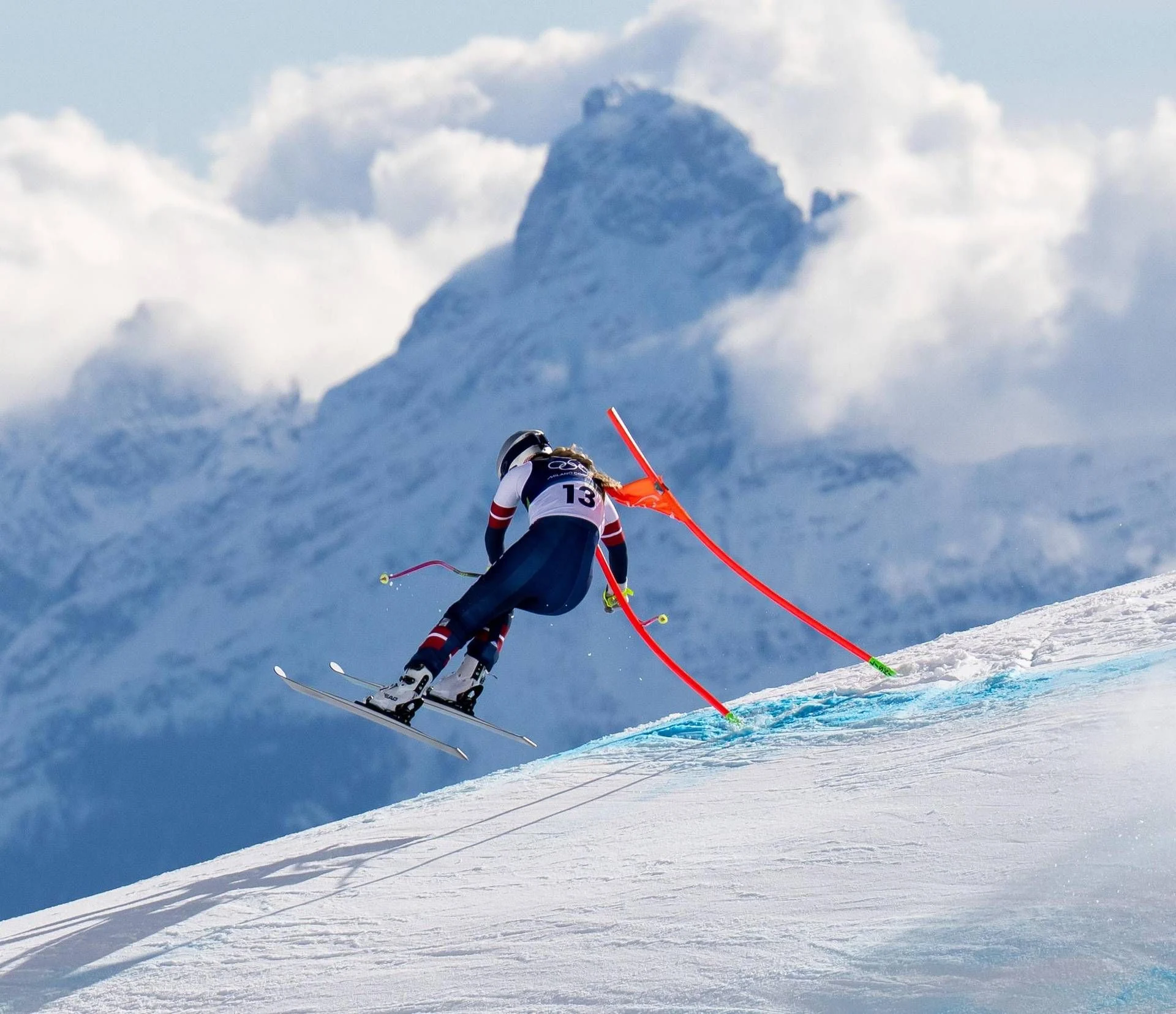 Lindsey Vonn sofre queda grave na descida de Milano-Cortina; operada por fratura na perna esquerda